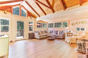 Modern Cabin Retreat with Swim Spa Hot Tub and Air Conditioning