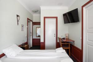Double Room with Private Bathroom & Windows room in Hotell Skeppsbron
