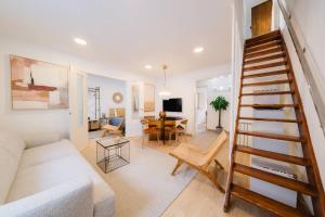 Group-Friendly 4BR Lisbon Duplex Castle View