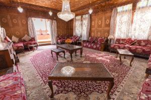 Royal Mumtaz Grp 蒙達斯集團