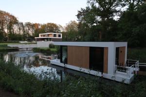 Loo Mare - Floating Tiny Houseinclusive