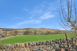 Charming 2BR Country Cottage - Quiet Retreat with Parking