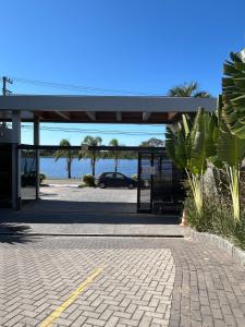 Condômino club com piscinas próximo da praia