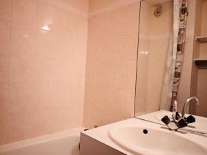 Appartements Studio confortable proche des pistes, balcon, TV et casier a skis - FR-1-411-115 : photos des chambres