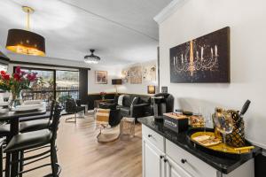 Walk to Anakeesta Romantic 1BR w Fireplace
