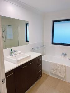 Colebee 4 Bedroom House Walk to Park and Shops