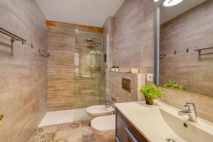 Oceanview Retreat 50m to Beach with Sunset Terrace and Ensuite