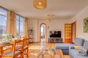 Oceanview Retreat 50m to Beach with Sunset Terrace and Ensuite