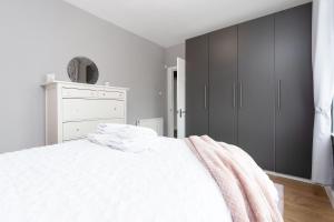 Crewe Apartment - Stylish 2 bedroom apt, Garden, Free parking, Edin City