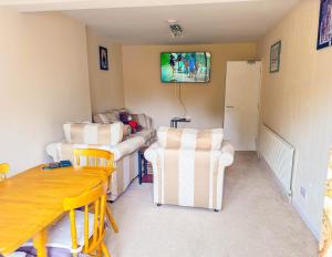 3 Bed - Sleeps 4 - Free Parking - Private Garden