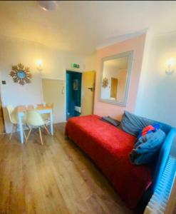 Nice bedroom close to the train station and the city centre