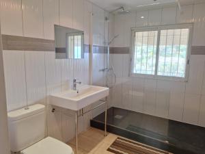 Maisons de vacances Cannes Super Cannes Golfe-Juan - Vue mer exceptionnelle mediterranee Cap d'Antibes- Villa Alamp - 4 a 6 chambres 6 sdb 7 wc - piscine - Superbe rooftop sans vis-a-vis - grand living - Possibilite Courts sejours - : photos des chambres