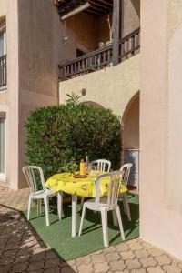 Air-conditioned apartment with pool and sea view