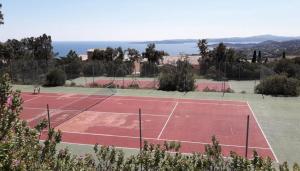 Air-conditioned apartment with pool and sea view