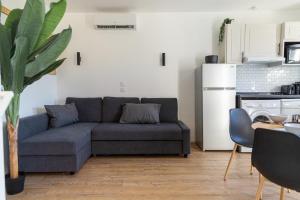 Air-conditioned apartment with pool and sea view