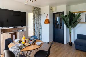 Air-conditioned apartment with pool and sea view