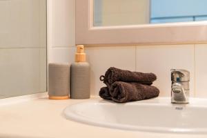 Air-conditioned apartment with pool and sea view