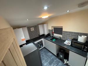 1 Bedroom Flat - Manchester Airport Apartment - 7 mins to MAN - Staycations & Business stays!