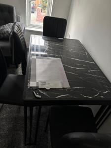 1 Bedroom Flat - Manchester Airport Apartment - 7 mins to MAN - Staycations & Business stays!