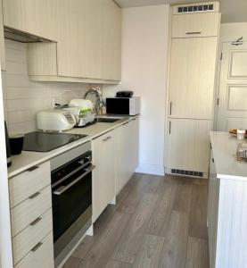 Modern & Stylish Condo Downtown