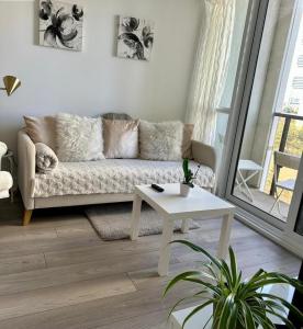 Modern & Stylish Condo Downtown