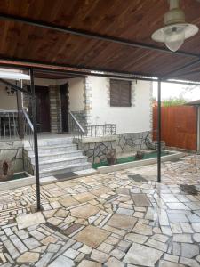 Dimis Right House