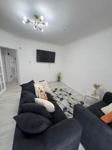Cozy 3 Bed Home, Free Parking 8 min to City Centre