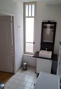 Appartement Reines des Pyrénées, T2, entier, centre Luchon, tarif cure thermale, wifi, casier à skis, ascenseur