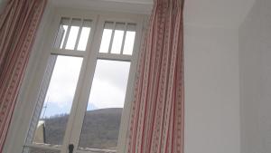 Appartements Appartement Reines des Pyrenees, T2, entier, centre Luchon, tarif cure thermale, wifi, casier a skis, ascenseur : photos des chambres