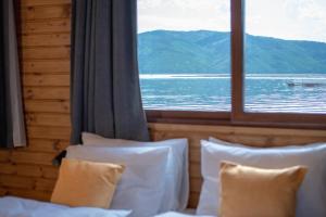 Плаващи къщи Райски кът язовир Кърджали