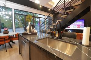 Unit 8 Spacious 2BR Penthouse Sleeps 8