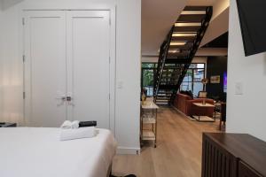 Unit 8 Spacious 2BR Penthouse Sleeps 8