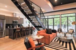 Unit 8 Spacious 2BR Penthouse Sleeps 8