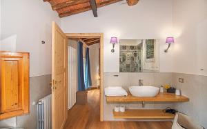 Double or Twin Room with Mountain View