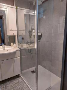 Maisons de vacances Maison dans residence avec piscine : photos des chambres