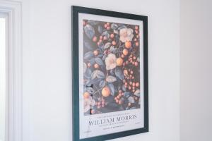 Stylish 3 Bedroom Home with Driveway Perfect for Short and Long Stays