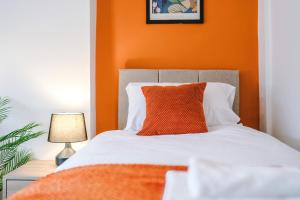 Stylish 3 Bedroom Home with Driveway Perfect for Short and Long Stays