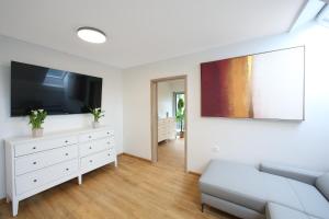 Sunset Valley Apartments and Rooms