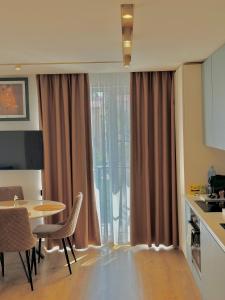 Deluxe Aparthotel Central