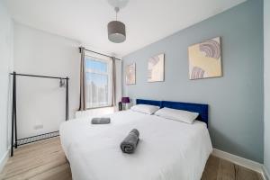 Modern 2 bed East London home by Rebby Properties sleeps 5 near Canning Town station