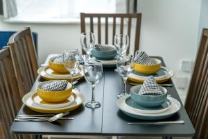 Modern 2 bed East London home by Rebby Properties sleeps 5 near Canning Town station