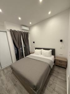 Pagrati Luxury Gray Studio-Chremonidou street