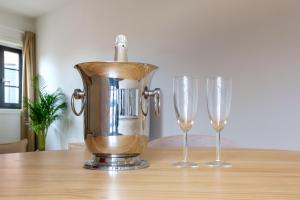 Art Deco 32 Luxury 2BR Apartment Downtown Metro AC