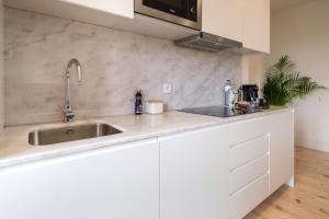Art Deco 42 Luxury 2BR Apartment Downtown Metro AC