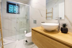 Art Deco 13 Luxury 2BR Apartment Downtown Metro AC