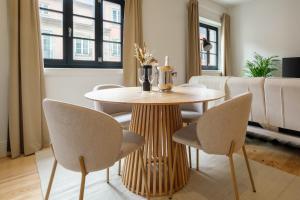 Art Deco 13 Luxury 2BR Apartment Downtown Metro AC