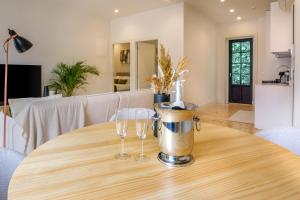 Art Deco 23 Luxury 2BR Apartment Downtown Metro AC