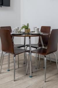 Canning Town 4 Bed flat sleeps 7- for groups, families and contractors- with Free Parking