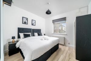 Canning Town 4 Bed flat sleeps 7- for groups, families and contractors- with Free Parking