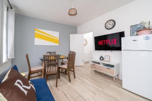 Canning Town 4 Bed flat sleeps 7- for groups, families and contractors- with Free Parking